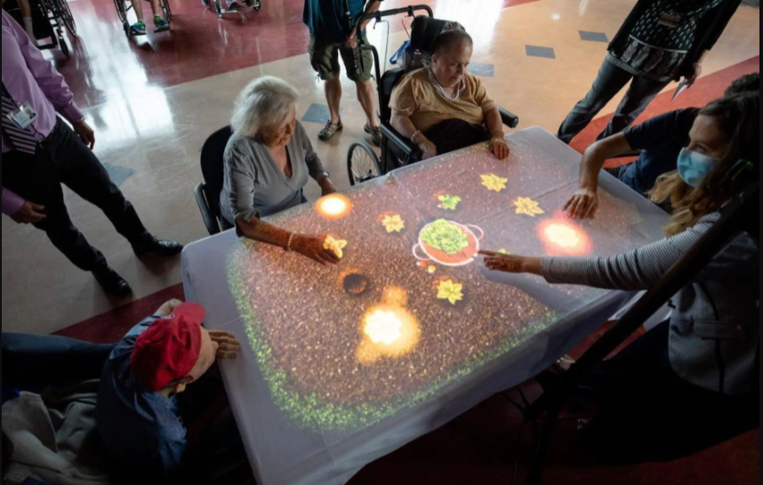 Des «tables magiques» pour stimuler les aînés en CHSLD